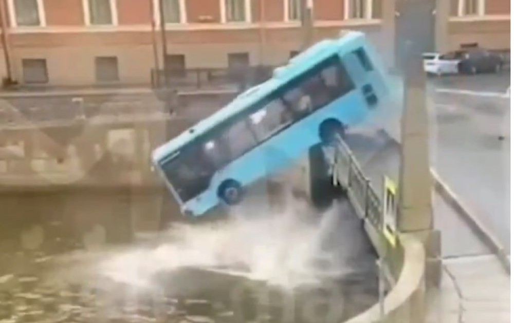 Αγία Πετρούπολη: λεωφορείο γεμάτο επιβάτες έπεσε σε ποτάμι – Τέσσερις νεκροί – Σοκαριστικό βίντεο