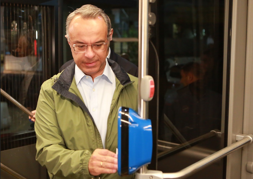 Χρήστος Σταϊκούρας: επιβάτης στο πρώτο δρομολόγιο ηλεκτρικού λεωφορείου στην πρωτεύουσα