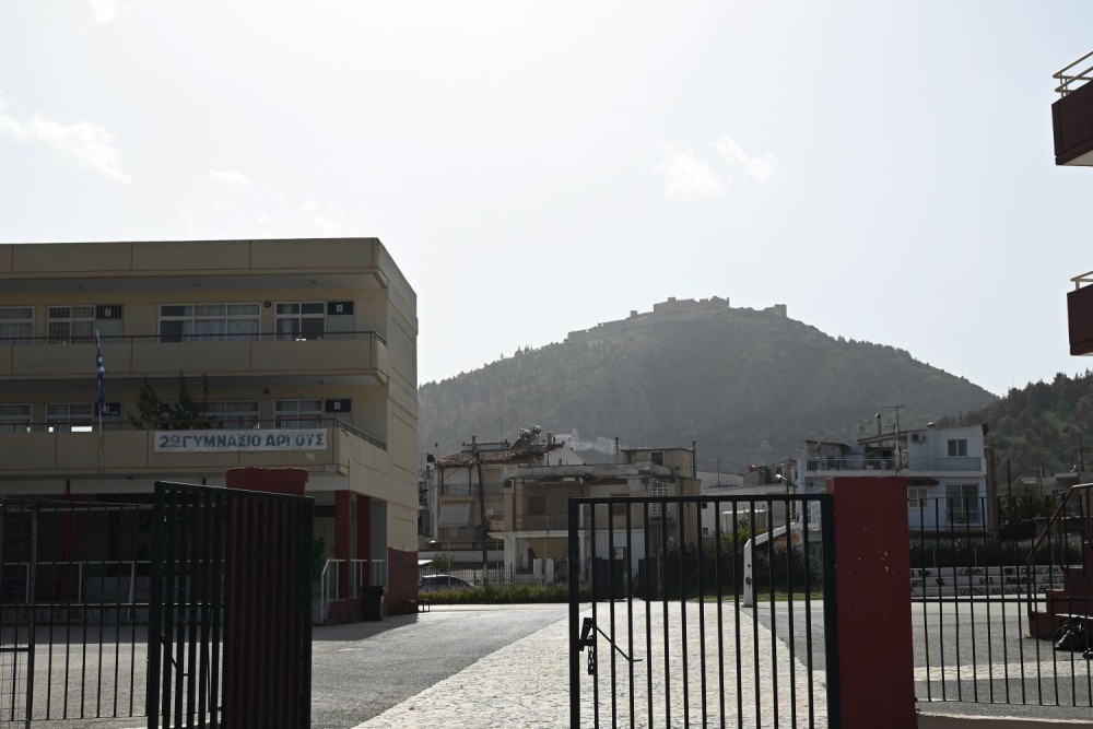Πόρτα καταπλάκωσε μαθητές σε δημοτικό σχολείο της Κηφισιάς - Στο νοσοκομείο ένα παιδί