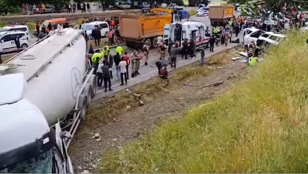 Τουρκία: σοκαριστικό τροχαίο με 8 νεκρούς - Μπετονιέρα συγκρούστηκε με λεωφορείο
