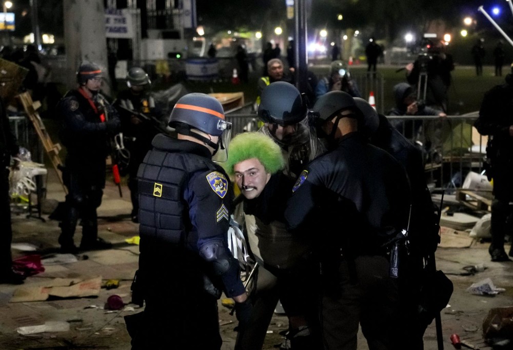 ΗΠΑ-UCLA: με σφαίρες καουτσούκ και δεκάδες συλλήψεις η αστυνομία διέλυσε τους καταυλισμούς