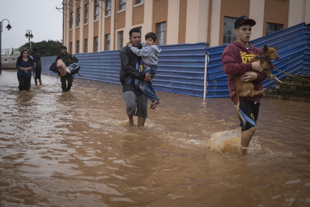 Βραζιλία: 56 νεκροί και 67 αγνοούμενοι από τις καταρρακτώδεις βροχές