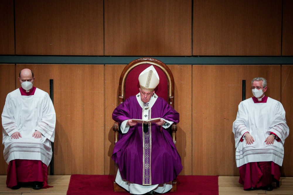Πάπας Φραγκίσκος σε νέους ιερείς: «Εμείς φοράμε παντελόνια, πρέπει να μιλάμε ανοικτά»