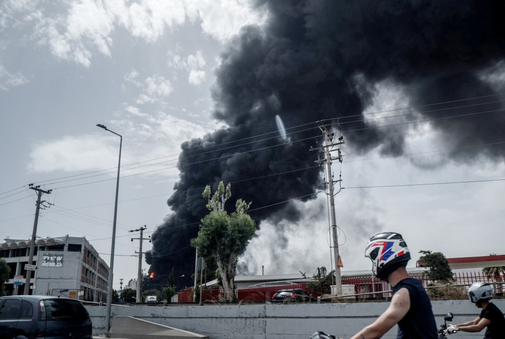 Φωτιά σε εργοστάσιο στο Μοσχάτο - Μήνυμα 112: Κλείστε πόρτες και παράθυρα