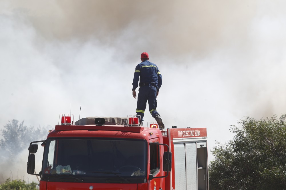 Φωτιά στη Σαλαμίνα - Μήνυμα του 112 στους κατοίκους να είναι σε ετοιμότητα
