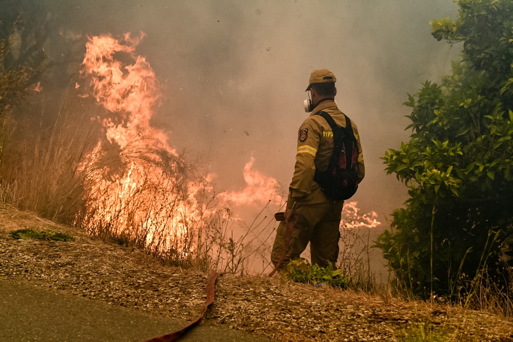 Παραμένουν ενεργά μέτωπα στην Ηλεία - Σε ύφεση οι φωτιές σε Μεγαλόπολη και Κρανίδι