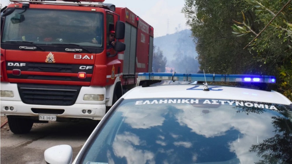 Φωτιά σε όχημα στην Πέτρου Ράλλη - Εκτροπές στην κυκλοφορία