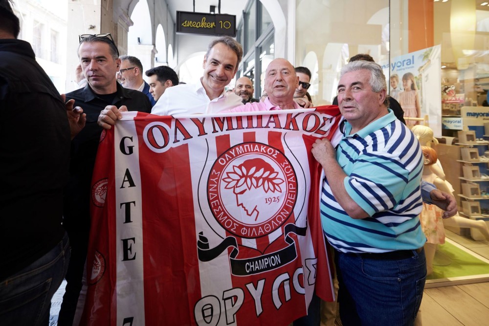 Με τη σημαία του Ολυμπιακού στην Πάτρα ο Κυριάκος Μητσοτάκης
