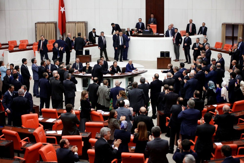 Άγριο ξύλο στην Εθνοσυνέλευση της Τουρκίας μεταξύ βουλευτών του Ερντογάν και του κουρδικού κόμματος