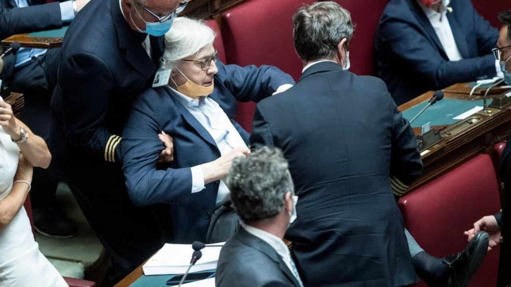 Ιταλία: Σεξιστικό αμόκ από βουλευτή &#8211; Τον έβγαλαν από τη Βουλή&#8230; «σηκωτό» (vid)