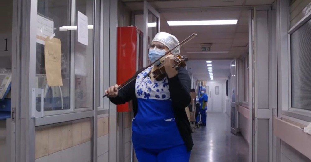 Χιλή: Νοσηλεύτρια δίνει κουράγιο στους ασθενείς με Covid-19 παίζοντας&#8230; βιολί&#33; (vid)