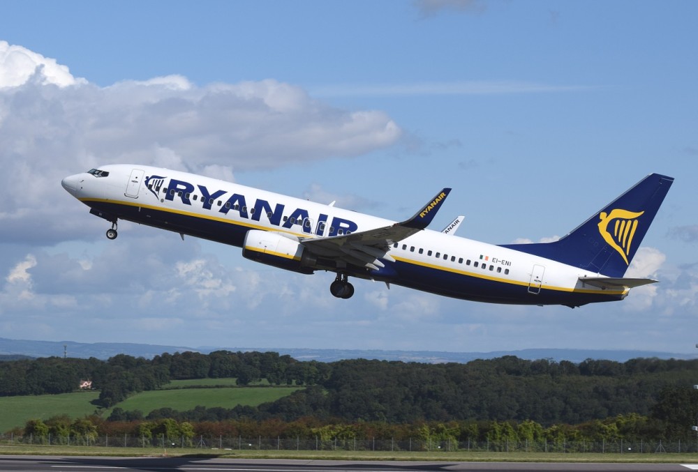 Ryanair: Περικοπές μισθού ή απολύσεις