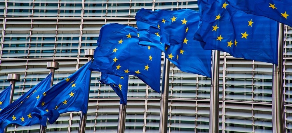 ΕΕ: Κόβουν τον προϋπολογισμό για να περάσει το Ταμείο Ανάκαμψης