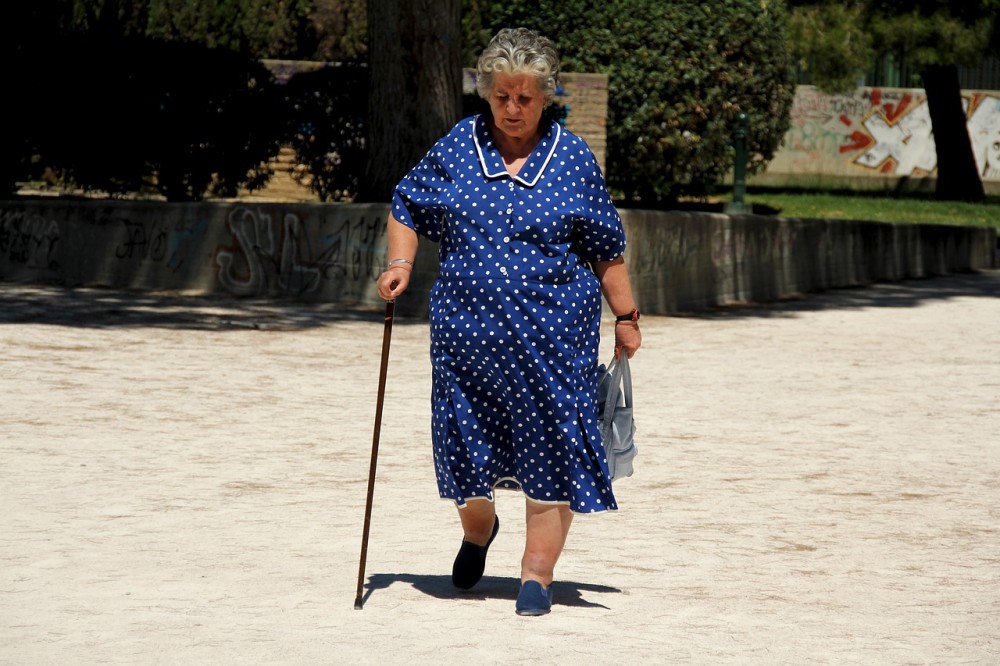 ΕΕ: Τέσσερις στις δέκα γυναίκες άνω των 65 ετών ζουν μόνες
