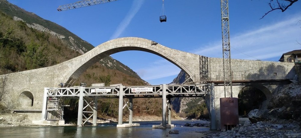 Ολοκληρώθηκε η αναστήλωση και ανάδειξη της γέφυρας Αράχθου στην Πλάκα