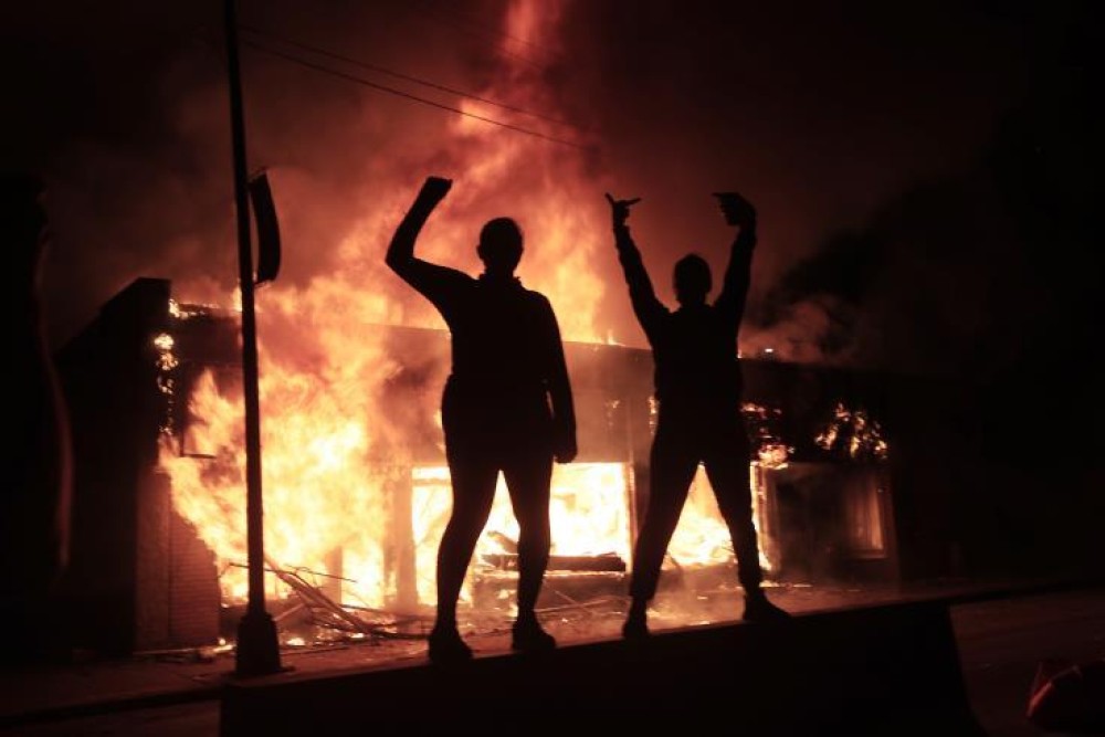 Συναγερμός στη Μινεάπολη: Ένας νεκρός και 12 τραυματίες από πυροβολισμούς