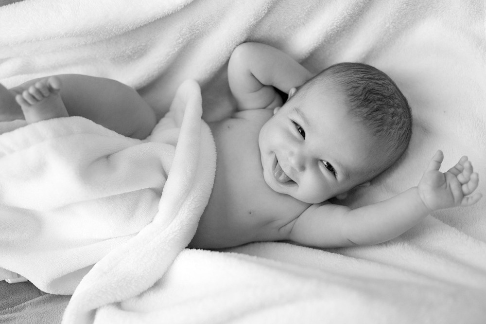 Κορωνοϊός: Μόνο πυρετό εμφανίζουν τα μωρά έως τριών μηνών