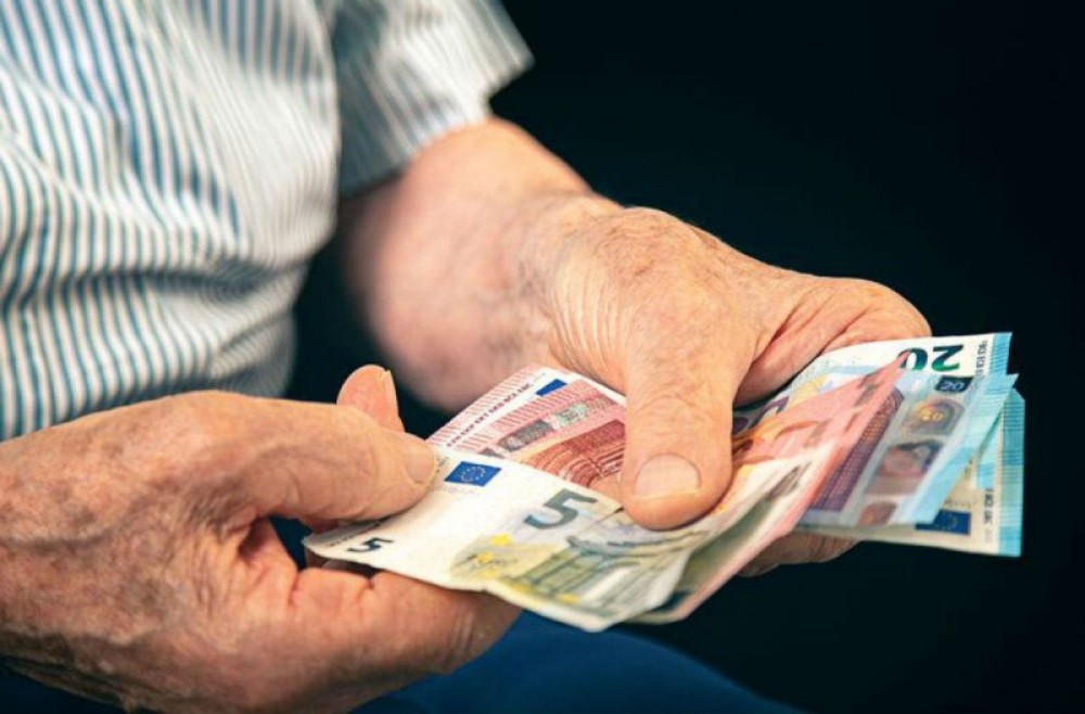 Γιατί κάποιοι συνταξιούχοι είδαν λιγότερα χρήματα στο λογαριασμό τους