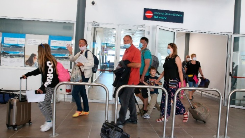 Κορωνοϊός: Αρνητικά τα πρώτα 250 τεστ τουριστών από τα αεροδρόμια