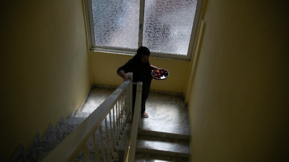 Προσφυγική οικογένεια περιέθαλψε τον Έλληνα σπιτονοικοκύρη της όταν έμεινε κατάκοιτος