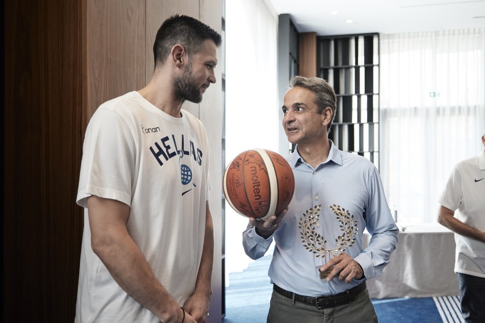 Συνάντηση Κυριάκου Μητσοτάκη με την Εθνική ομάδα μπάσκετ - Τα δώρα που του έκαναν οι διεθνείς