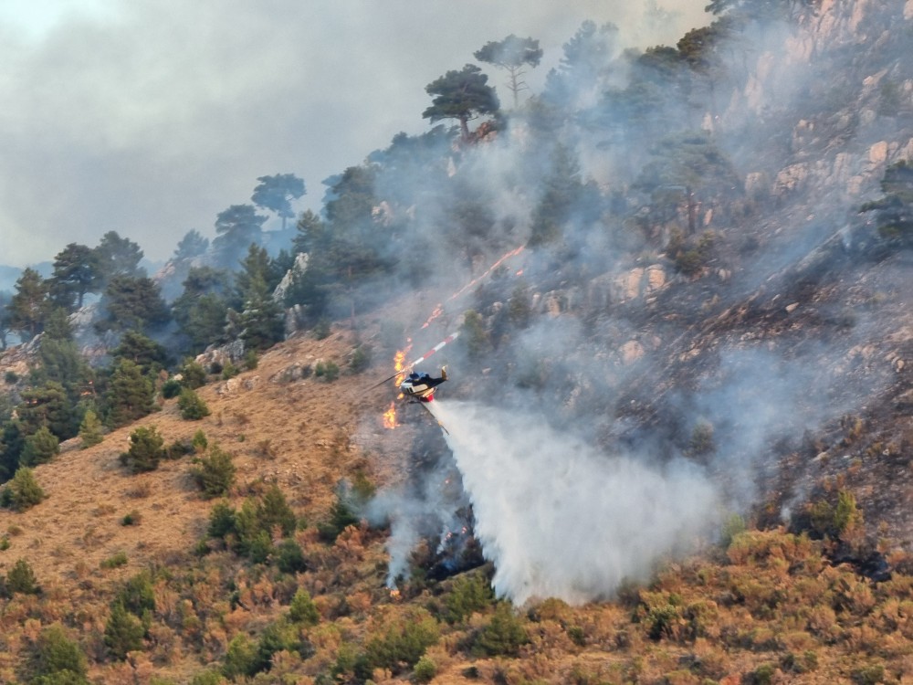 Καλύτερη η εικόνα στις φωτιές σε Κω και Χίο - Αρκετές διάσπαρτες εστίες αντιμετωπίζει η Πυροσβεστική