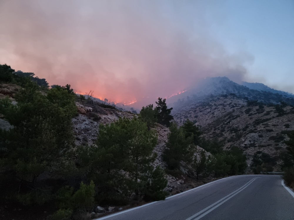 Συνεχίζεται η μάχη με τις φλόγες σε Κω, Χίο και Κρήτη