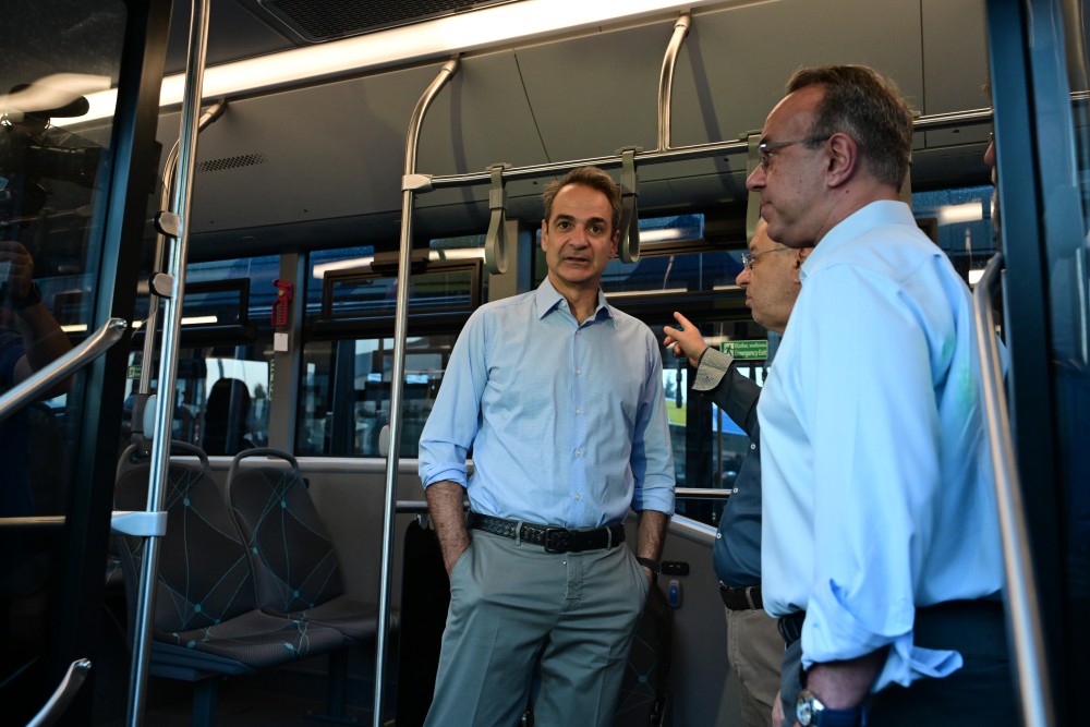 Επίσκεψη Μητσοτάκη στο αμαξοστάσιο της ΟΣΥ: Μέχρι το τέλος του 2025 θα κυκλοφορούν 900 νέα λεωφορεία