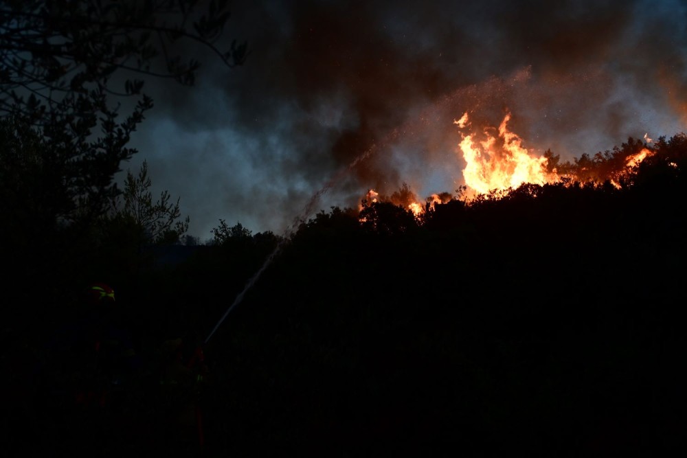 Φωτιά στην Κω: εκκενώνονται σπίτια και ξενοδοχεία στην Καρδάμαινα - Δύσκολη κατάσταση και στη Χίο