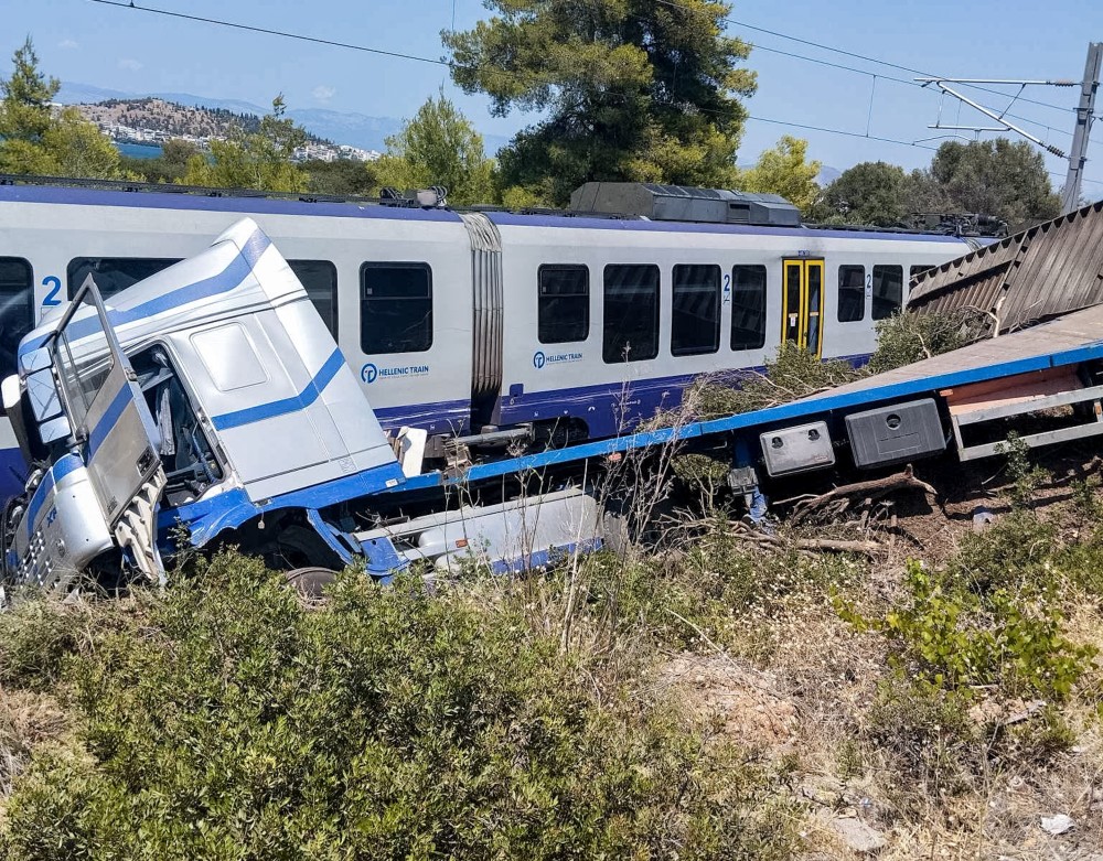 Φορτηγό εξετράπη και συγκρούστηκε με τρένο στην Αυλίδα - 3 ελαφρά τραυματίες