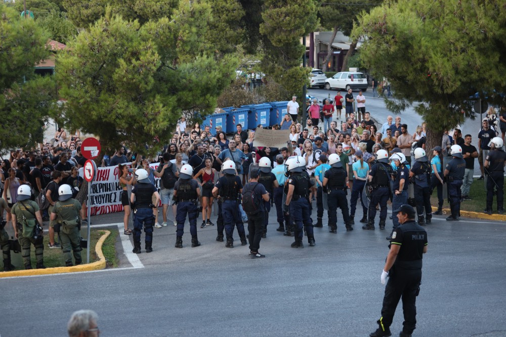 Ήταν αυτή συγκέντρωση κατοίκων; Δεν τσίμπησαν οι πληγέντες, δεν έγιναν ντεκόρ σε σόου