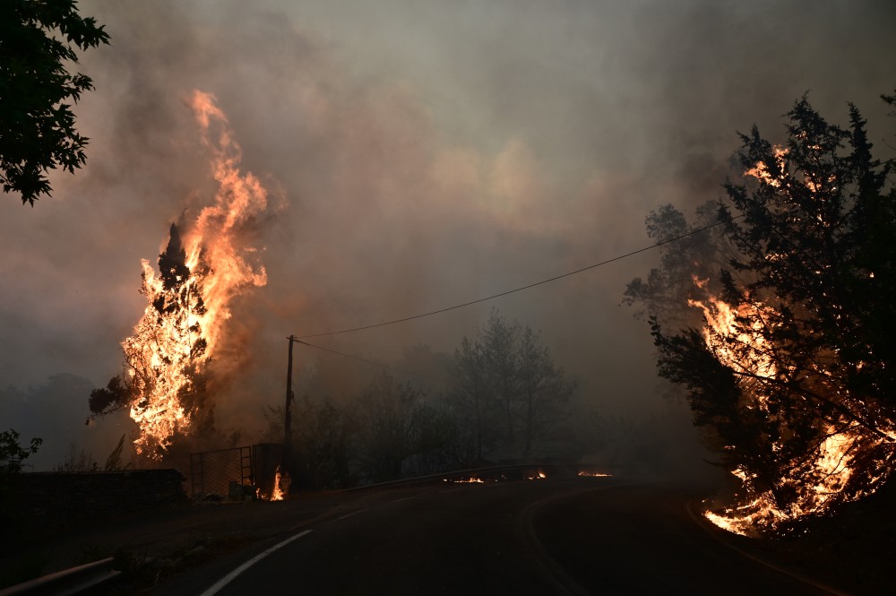 Φωτιά στον Βαρνάβα: νέο μήνυμα του 112 για εκκένωση Ροδόπολης και Αμυγδαλέζας προς Κηφισιά