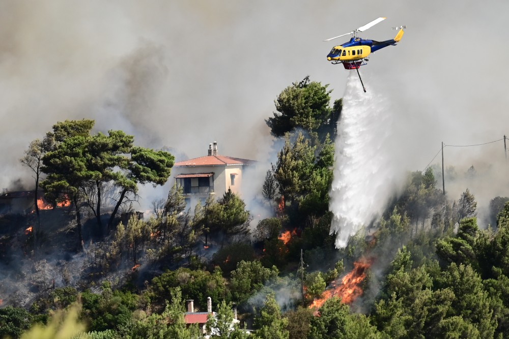 Φωτιά στον Βαρνάβα: έως και πενήντα μέτρα οι φλόγες – Mηνύματα του 112 για εκκενώσεις