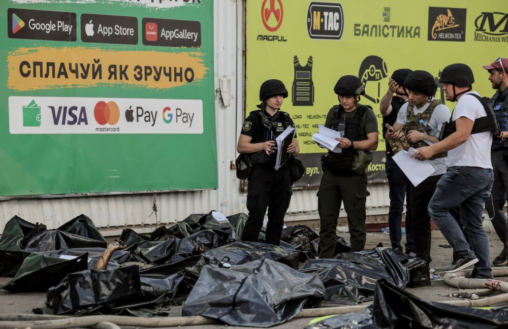 Ουκρανία: τουλάχιστον 14 άμαχοι σκοτώθηκαν από ρωσικό πλήγμα σε σουπερμάρκετ