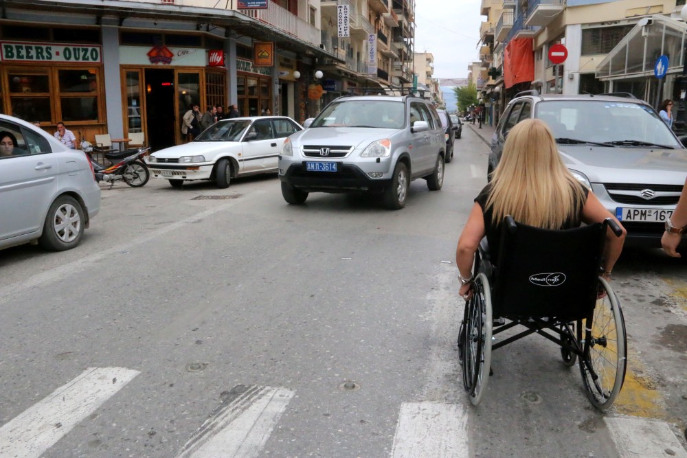 Αδιάβατα για τα ΑμεΑ τα πεζοδρόμια