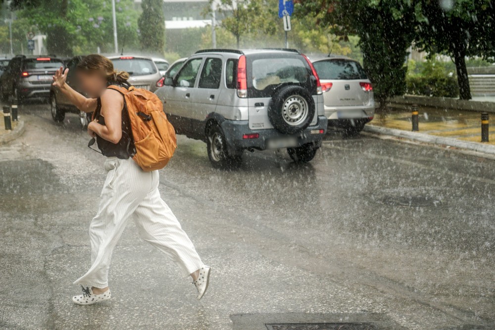 Φθινοπωρινό σήμερα το σκηνικό του καιρού - Πού θα σημειωθούν βροχές, κεραυνοί και χαλάζι