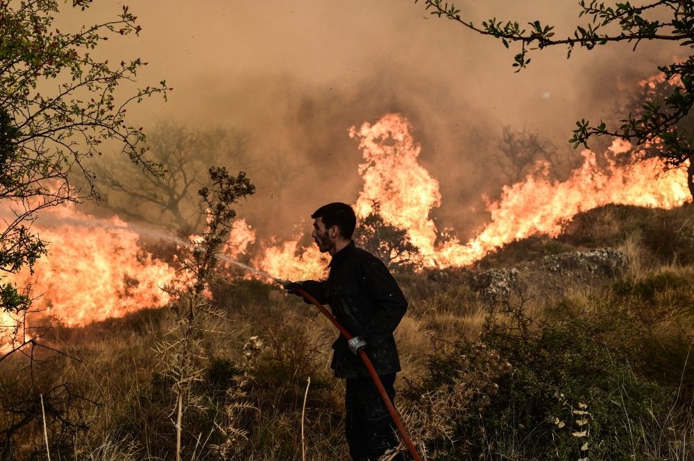 Συνεχίζεται η κατάσβεση της φωτιάς στο Ξυλόκαστρο - Ενισχύθηκαν οι εναέριες δυνάμεις