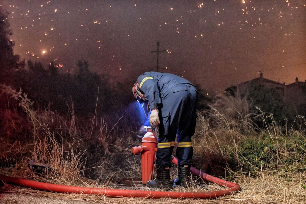 Φωτιά στο Ξυλόκαστρο: συνεχίζεται η μάχη της Πυροσβεστικής