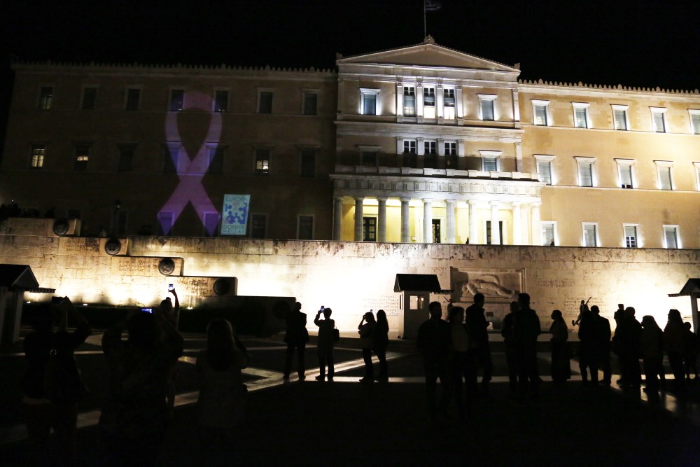 Φωταγωγήθηκε το Μέγαρο της Βουλής με το σύμβολο της μάχης κατά του καρκίνου σε παιδιά και εφήβους