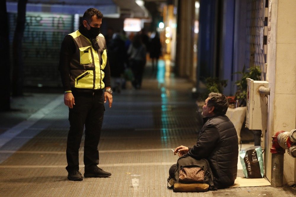 Πειραιάς: οι άστεγοι βρήκαν τη δική τους «φάτνη» ανήμερα των Χριστουγέννων (Vid)