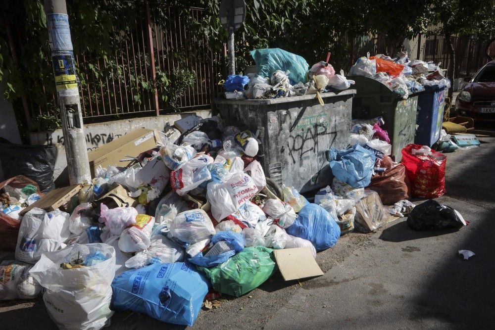 Στα… χαρακώματα για τα τέλη ταφής