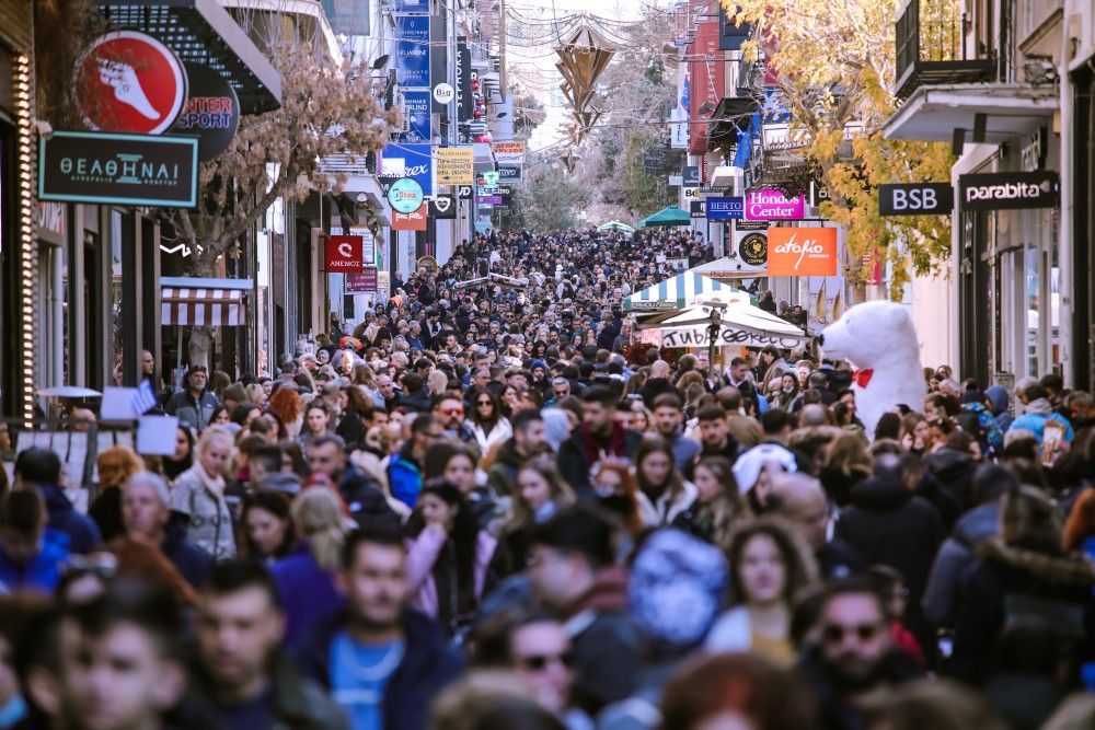 Κορυφώνεται η κίνηση στην εορταστική αγορά - Το ωράριο των καταστημάτων