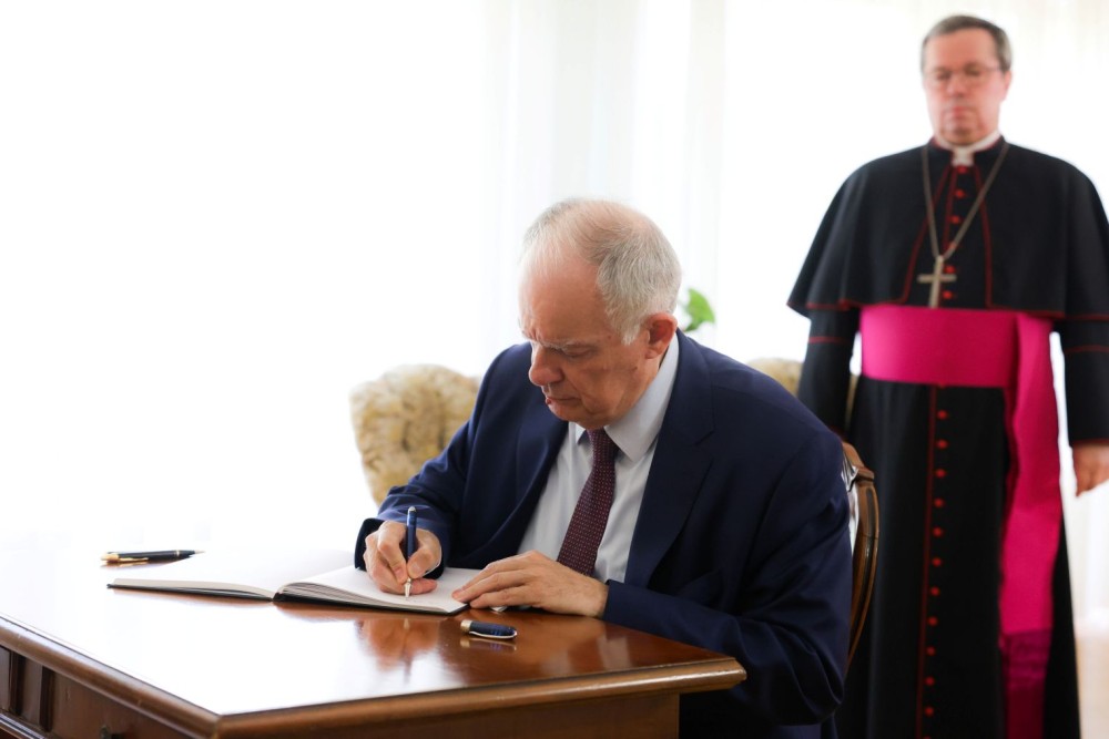 Ο ΠτΔ Κωνσταντίνος Τασούλας υπέγραψε το βιβλίο συλλυπητηρίων για τον Πάπα Φραγκίσκο (photos)