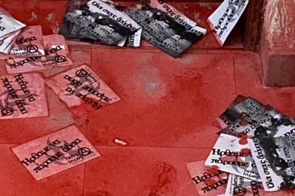 Επίθεση στο πολιτικό γραφείο της Άννας Ευθυμίου &#8211; Πέταξαν μπογιές και τρικάκια (pics)