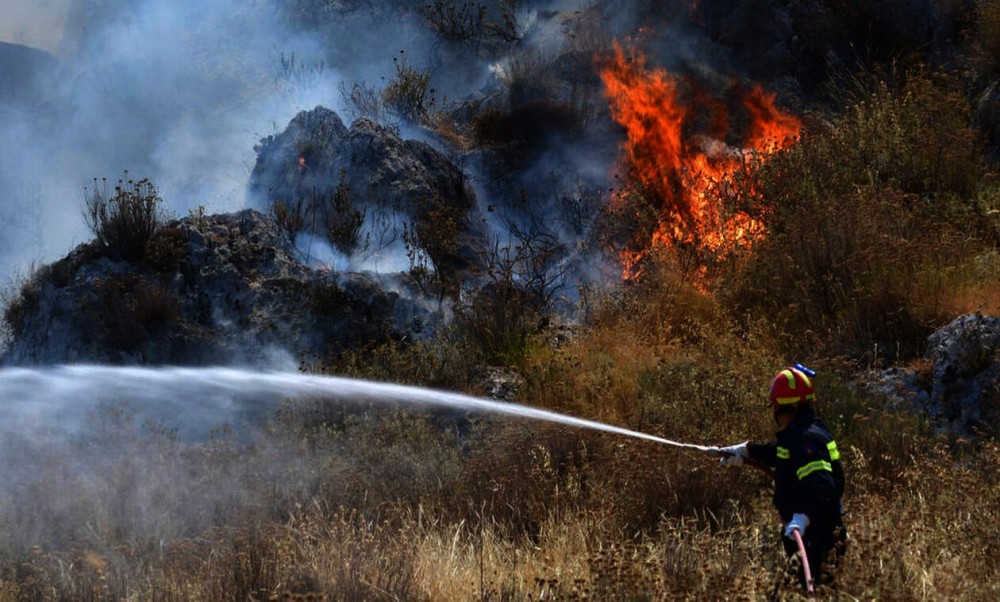 Εκκενώθηκε προληπτικά οικισμός στην Κάρυστο λόγω της πυρκαγιάς
