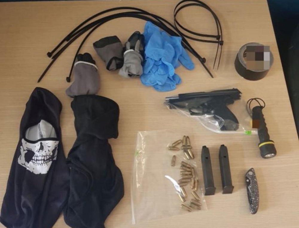 Κορυδαλλός: Ναρκωτικά, σιδηρολοστοί, αυτοσχέδια μαχαίρια, σουβλιά και κινητά τηλέφωνα εντοπίστηκαν σε έρευνα