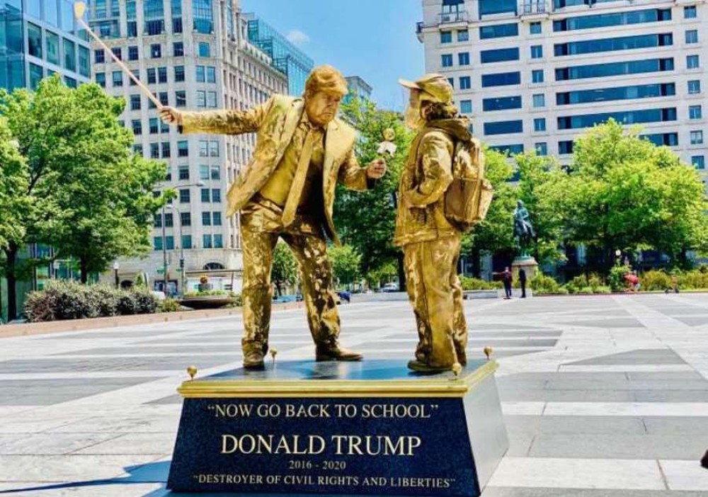 Χρυσά «αγάλματα» απαθανατίζουν τις&#8230; χειρότερες φετινές στιγμές του Τραμπ (pics)