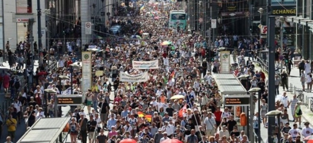 Διαδηλώσεις στο Βερολίνο κατά των μέτρων προστασίας από τον κορωνοϊο
