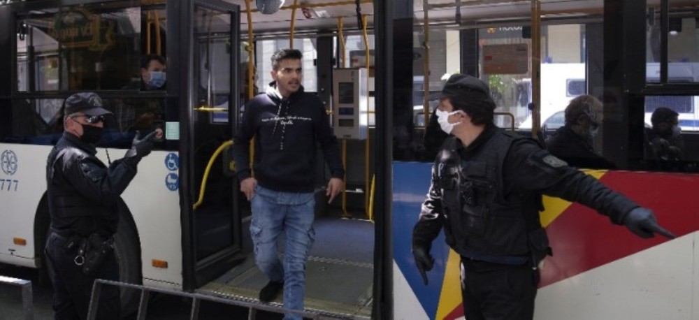 Συνεχίζονται οι έλεγχοι της Τροχαίας σε ΜΜΜ &#8211; Πρόστιμα για μάσκες και υπεράριθμους επιβάτες