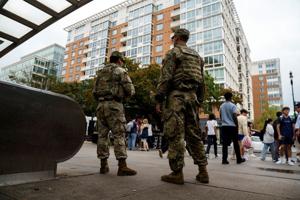 Επίσκεψη Τραμπ σε ένστολους που ανέπτυξε στην Ουάσιγκτον - Μοίρασε μπέργκερ